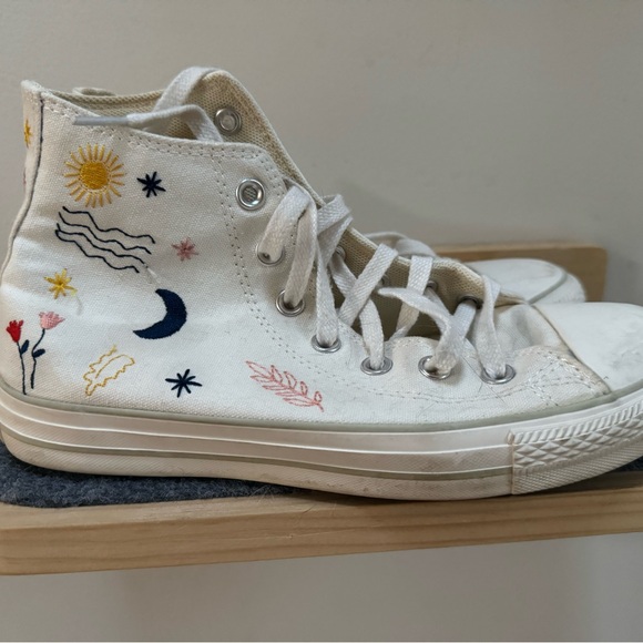 Custom Embroidered Converse Women’s 8 - Picture 3 of 3